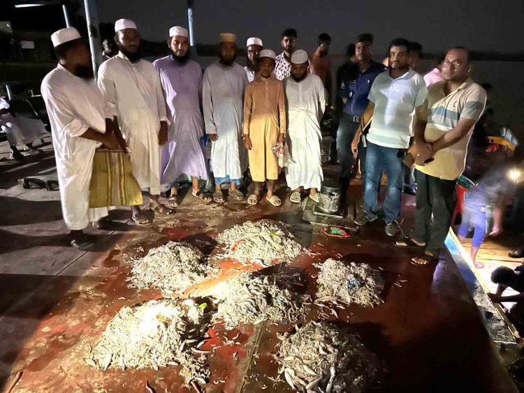 রাজাপুরে বিষখালী নদীতে অবৈধ মাটি কাটা ও মাছের পোনা নিধন: মোবাইল কোর্টে জরিমানা ও কারাদণ্ড