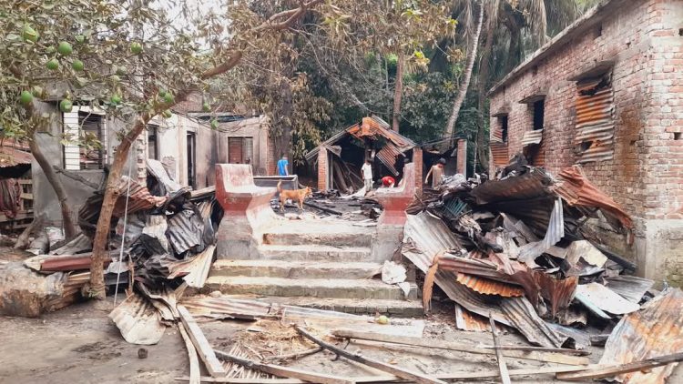 রাজাপুরে জমি বিরোধকে কেন্দ্র করে প্রবাসীর বসতঘরে দুর্বৃত্তদের আগুন, ক্ষতি প্রায় ১০ লাখ টাকা