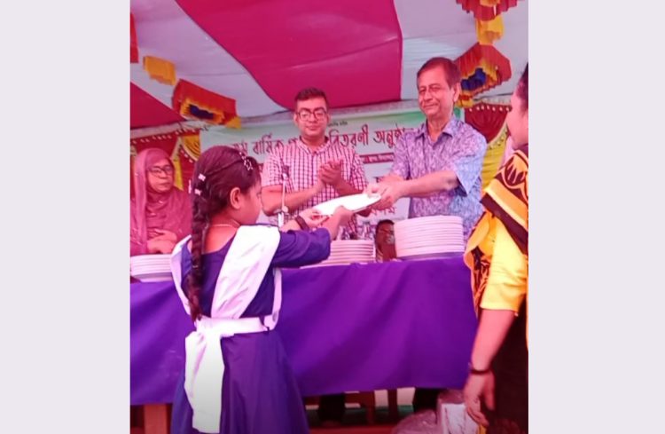 রাজাপুরে বার্ষিক অনুষ্ঠানে আ.লীগ নেতাদের অতিথি করে পুরস্কার বিতরণ, সমালোচনার ঝড়