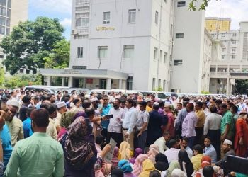 নিরাপত্তাবলয় ভেঙে সচিবালয়ে কর্মকর্তা-কর্মচারীদের চতুর্থ দিনের বিক্ষোভ