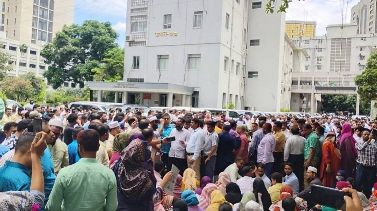 নিরাপত্তাবলয় ভেঙে সচিবালয়ে কর্মকর্তা-কর্মচারীদের চতুর্থ দিনের বিক্ষোভ