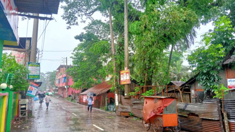 বঙ্গোপসাগরে সৃষ্টি লগুচাপের ঝালকাঠিতে অবিরাম বৃষ্টিপাত ,জনগনের দুর্ভোগ