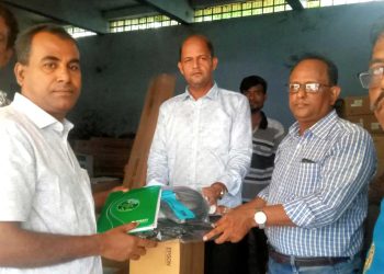 ঝালকাঠিতে  ল্যাপটপ ও  মাল্টিমিডিয়ার প্রজেক্টর প্রাথমিক বিদ্যালয়ে প্রদান