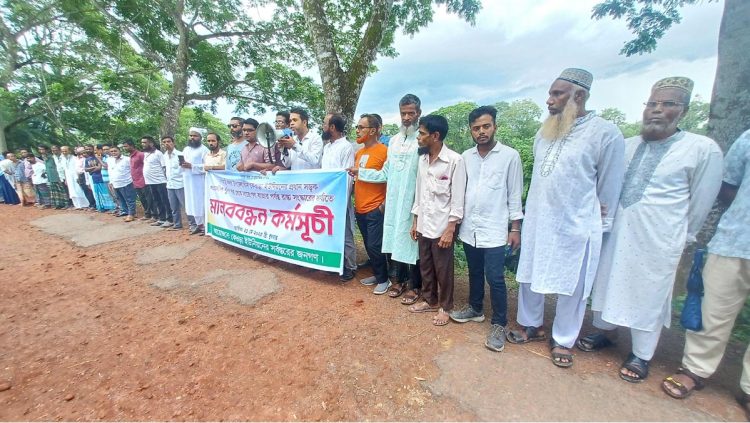 ঝালকাঠিতে রাস্তা সংস্কারের দাবিতে মানববন্ধন
