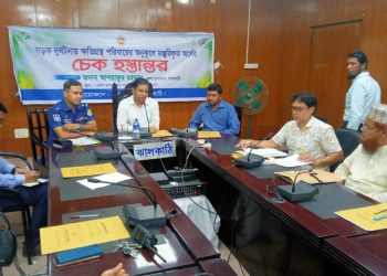 ঝালকাঠিতে সড়ক দূর্ঘটনায় নিহত ও আহতদের চেক বিতরণ