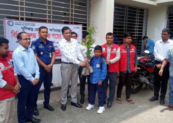 ঝালকাঠিতে শিক্ষার্থীদের মধ্যে ফলজ গাছের চারা বিতরণ