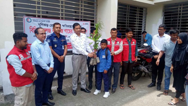 ঝালকাঠিতে শিক্ষার্থীদের মধ্যে ফলজ গাছের চারা বিতরণ