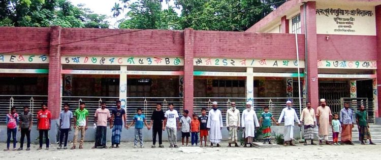 কাঠালিয়ায় শিক্ষার্থীকে জুতাপিটা করায় বিচারের দাবিতে মানববন্ধন