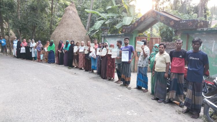 রাজাপুরে গ্রাহকের ১২ কোটি টাকা নিয়ে আত্মগোপনে এনজিও মালিকরা: মানববন্ধন ও বিক্ষোভ