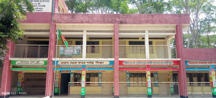 তুই টাকার হিসাব দে, বিল ভাউচার দেখা” স্কুলে ঢুকে প্রধান শিক্ষককে গালাগাল ও হুমকির অভিযোগ বিএনপি নেতার বিরুদ্ধে