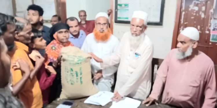 কাঠালিয়ায় ঈদুল আজহা উপলক্ষে ভিজিএফ এর চাল বিতরণ