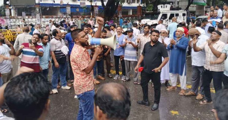 কাকরাইলে ইশরাক সমর্থকদের রাতভর অবস্থান, সকালেও কর্মসূচি অব্যাহত রয়েছে