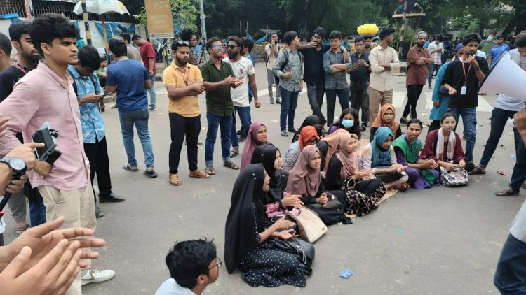 কাকরাইল মোড়ে এখনও অবস্থান করছে জবির আন্দোলনকারী শিক্ষার্থীরা