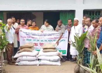 বামনায় কৃষকদের মাঝে ফলজ চারাসহ সার ও বীজ বিতরন