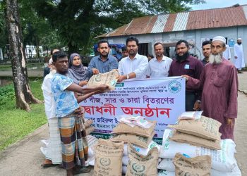 কাঠালিয়ায় কৃষকদের মধ্যে সার, বীজ, চারা ও শাক-সবজির বীজ বিতরণ