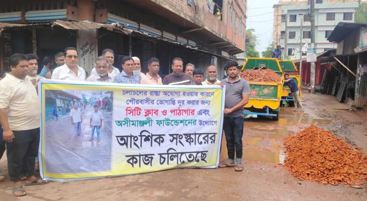 ঝালকাঠি পৌর শহরের ৯নং ওয়ার্ডের কচুগাছ লাগানো সেই সড়কটি স্বেচ্ছাশ্রমে সংস্কার