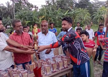 কাঠালিয়ায় ঈদুল আজহা উপলক্ষে বিবাহিত বনাম অবিবাহিত প্রীতি ফুটবল ম্যাচ অনুষ্ঠিত