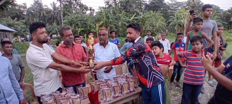 কাঠালিয়ায় ঈদুল আজহা উপলক্ষে বিবাহিত বনাম অবিবাহিত প্রীতি ফুটবল ম্যাচ অনুষ্ঠিত