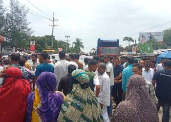 চেয়ারম্যানের অপসারণের দাবিতে সড়ক অবরোধ, যান চলাচল বন্ধ