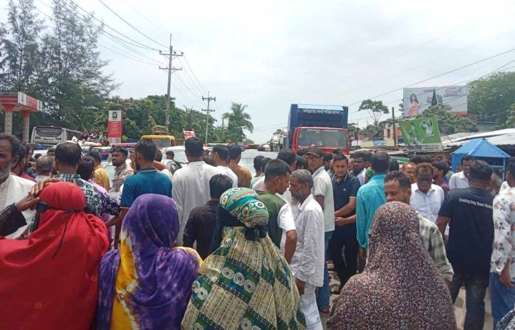চেয়ারম্যানের অপসারণের দাবিতে সড়ক অবরোধ, যান চলাচল বন্ধ