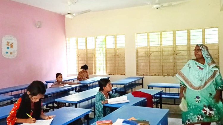তিন ক্লাসে পাঁচ শিক্ষক, ছয় শিক্ষার্থী দিয়ে চলছে সরকারি প্রাথমিক বিদ্যালয়