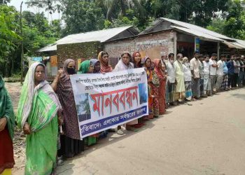 নলছিটিতে আবাসিক এলাকায় ৩৩ কেভি বিদ্যুৎ লাইন অপসারণের দাবিতে মানববন্ধন