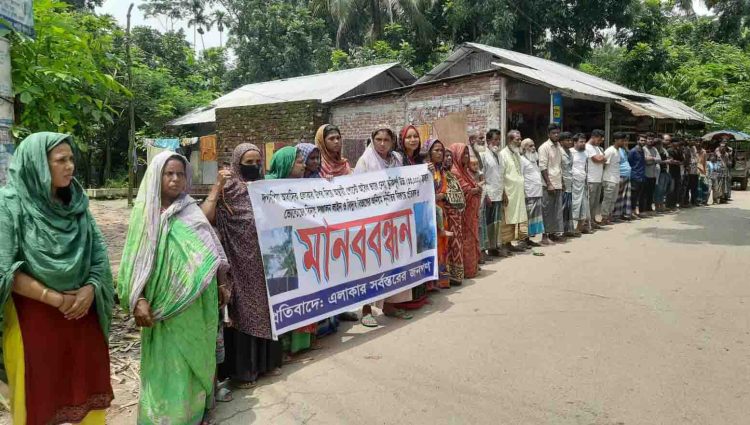 নলছিটিতে আবাসিক এলাকায় ৩৩ কেভি বিদ্যুৎ লাইন অপসারণের দাবিতে মানববন্ধন