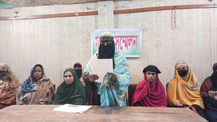 লাপাত্তা হওয়া সমবায় সমিতির মালিকদের ফিরিয়ে আনতে রাজাপুরে গ্রাহকদের সংবাদ সম্মেলন