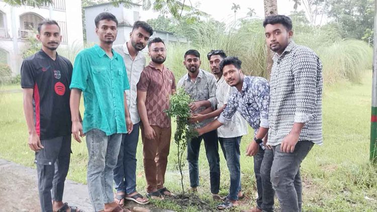 রাজাপুর সরকারি কলেজ ছাত্রদলের এইচএসসি পরীক্ষার্থীদের শিক্ষা উপকরণ বিতরণ ও বৃক্ষরোপণ কর্মসূচি
