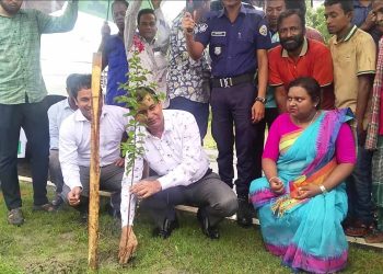 ঝালকাঠিতে জেলা প্রশাসকের বিভিন্ন প্রজাতির গাছের চারা রোপন