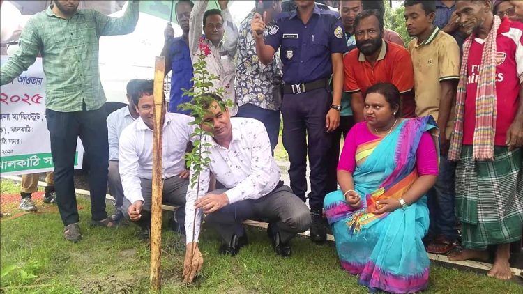 ঝালকাঠিতে জেলা প্রশাসকের বিভিন্ন প্রজাতির গাছের চারা রোপন