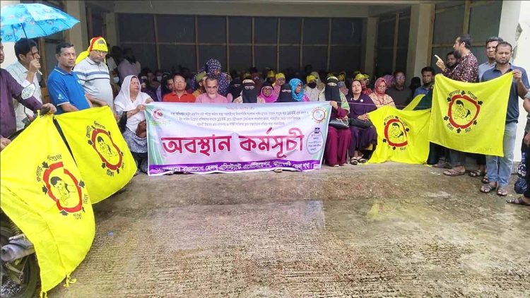 ঝালকাঠিতে ছয় দফা দাবিতে স্বাস্থ্য সহকারিদের অবস্থান কর্মসূচী