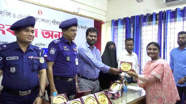 কাঠালিয়ায় জিপিএ-৫ প্রাপ্ত শিক্ষার্থীদের উপজেলা প্রশাসনের সংবর্ধনা।