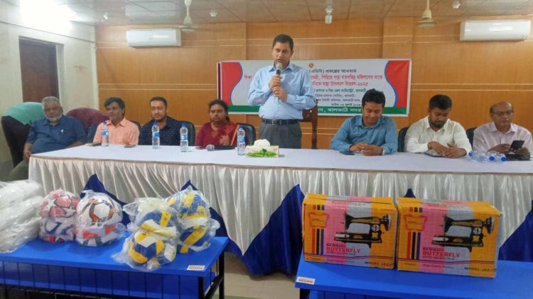 ঝালকাঠিতে শিক্ষা উপকরণ, সেলাই মেশিনও ক্রীড়া সামগ্রী বিতরণ