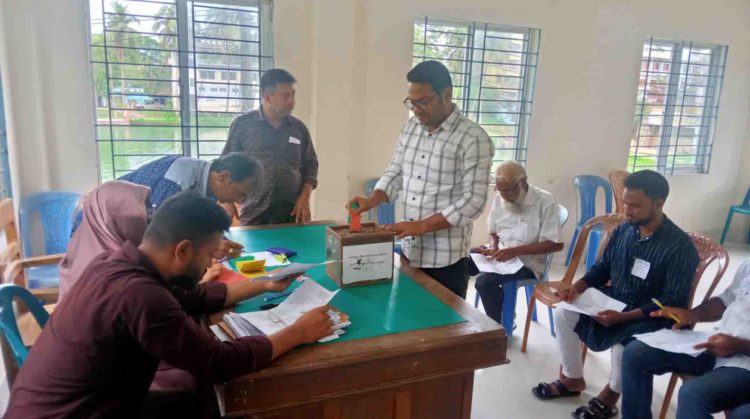 ঝালকাঠিতে কেন্দ্রীয় সমবায় ব্যাংক লিমিটেডের নির্বাচন অনুষ্ঠিত