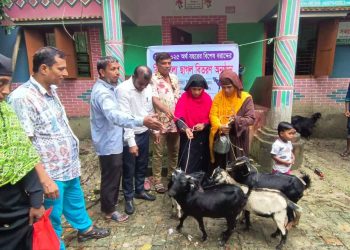 ঝালকাঠির নলছিটিতে অসহায় নারীদের মাঝে ছাগল বিতরণ