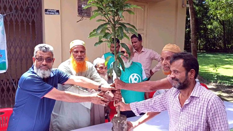 গাছ উপহার দেওয়ার ইভেন্ট ‘ক্যাপ্টেন প্লানেট’ কর্মসূচিতে ৬০০ গাছের চাড়া বিতরন