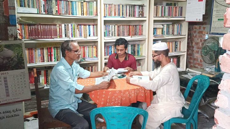 ঝালকাঠিতে প্রতিবন্ধী এক যুবকের উদ্যোগে গ্রন্থাগার, ঘুণে ধরা সমাজে আশার আলো দেখছেন এলাকাবাসী