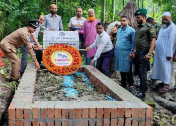 বামনায় জুলাই বিপ্লবে শহীদের কবরে উপজেলা প্রশাসনের পুষ্পার্ঘ ; রাজনৈতিক দলসমূহের বর্নাঢ্য র‌্যালী