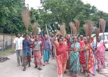 ঝালকাঠির পৌরসভার কর্মচারীকে মারধর করার প্রতিবাদে ঝাড়ু মিছিল