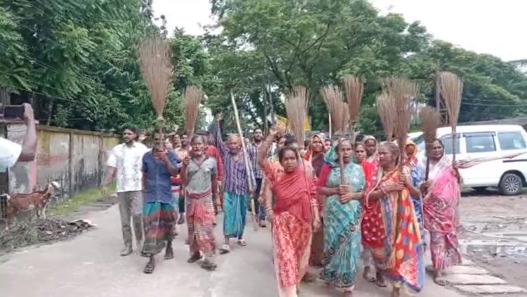 ঝালকাঠির পৌরসভার কর্মচারীকে মারধর করার প্রতিবাদে ঝাড়ু মিছিল