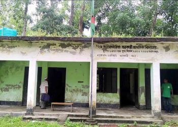 ঝালকাঠিতে প্রাথমিক বিদ্যালয়ের পরিত্যাক্ত ভবনের নিয়ে গেল প্রতিষ্ঠাতার ছেলে