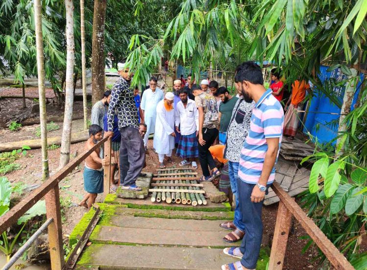 কাঠালিয়ায় ক্ষুব্ধ এলাকাবাসীর স্বেচ্ছাশ্রমে ঝুঁকিপূর্ন আউরা খালের ব্রিজ মেরামত