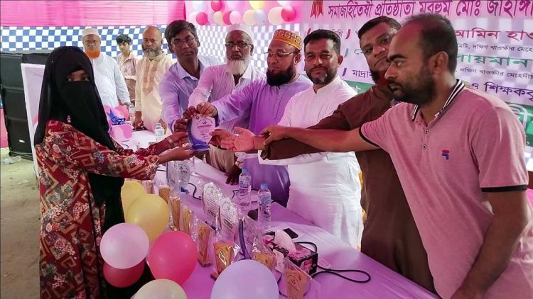 নলছিটিতে দাখিল পরীক্ষায় উত্তীর্ন কৃতী শিক্ষার্থীদের সংবর্ধনা প্রদান