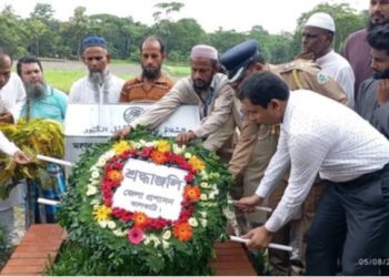 ঝালকাঠিতে শহীদদের কবরে পুষ্পমাল্য অর্পন করে শ্রদ্ধা নিবেদন