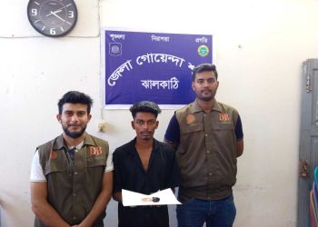 ঝালকাঠিতে ইয়াবাসহ এক যুবককে আটক করছে পুলিশ