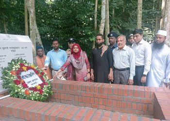 কাঠালিয়ায় শহীদ সুজন ও রাকিব হাওলাদারের কবরে পুষ্পমাল্য অর্পন করে শ্রদ্ধা নিবেদন