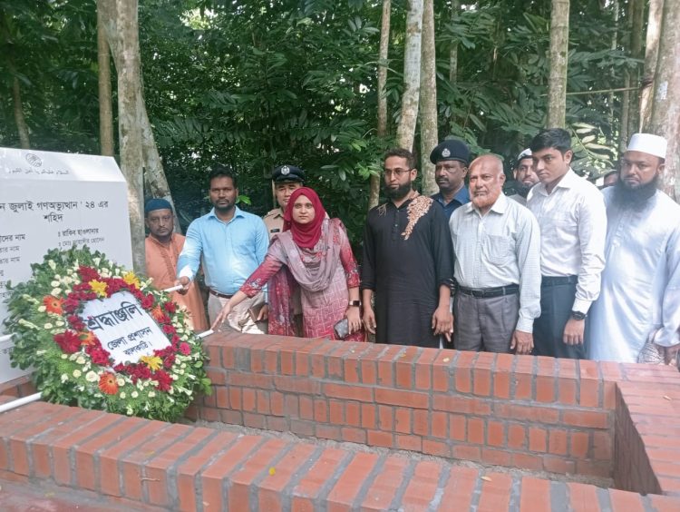 কাঠালিয়ায় শহীদ সুজন ও রাকিব হাওলাদারের কবরে পুষ্পমাল্য অর্পন করে শ্রদ্ধা নিবেদন