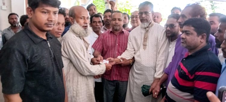 তারেক রহমানের ৩১ দফা বাস্তবায়নের দাবিতে কাঠালিয়ায় লিফলেট বিতরণ