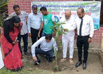 ক্যাপ্টেন প্লানেটের উদ্যেগে কালেক্টরেট স্কুলে ১০০ গাছের চাড়া বিতরন
